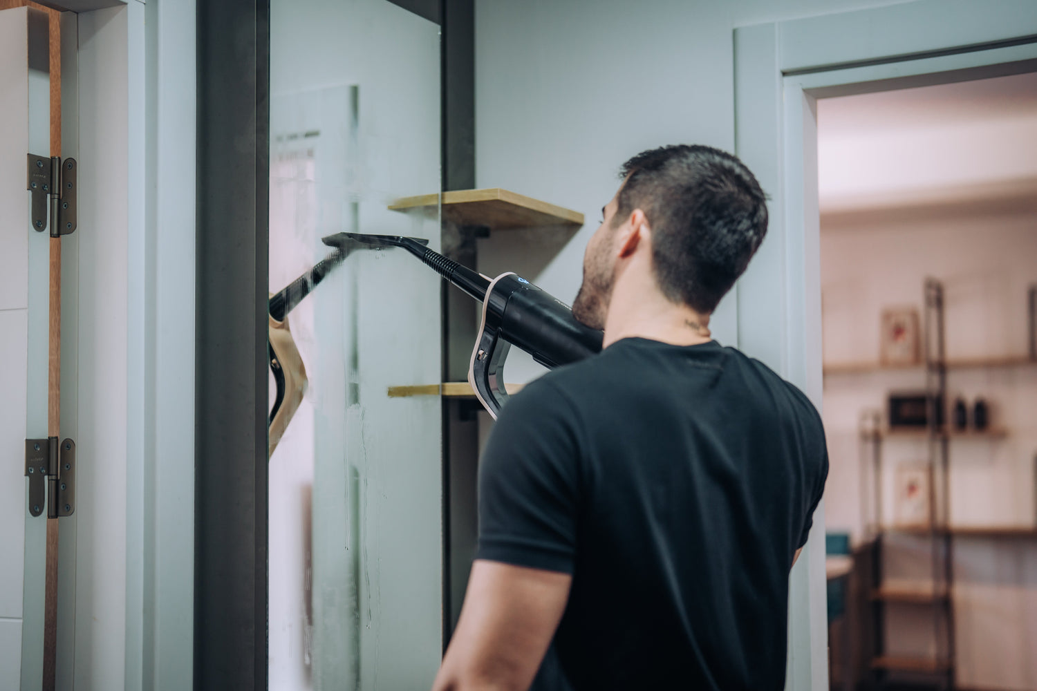 Ramen en spiegels schoonmaken met een stoomreiniger