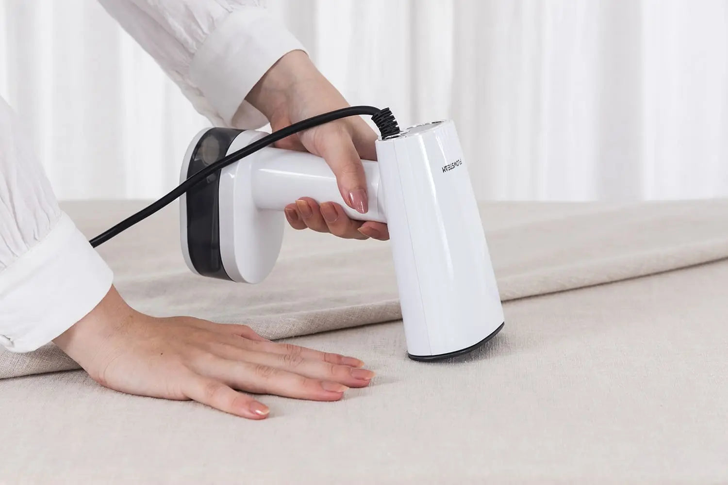 Het elimineren van allergenen uit kleding met een kledingstomer