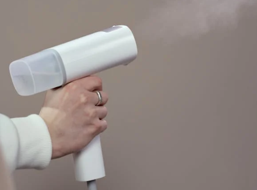 Zelf kleding stomen met een kledingstomer