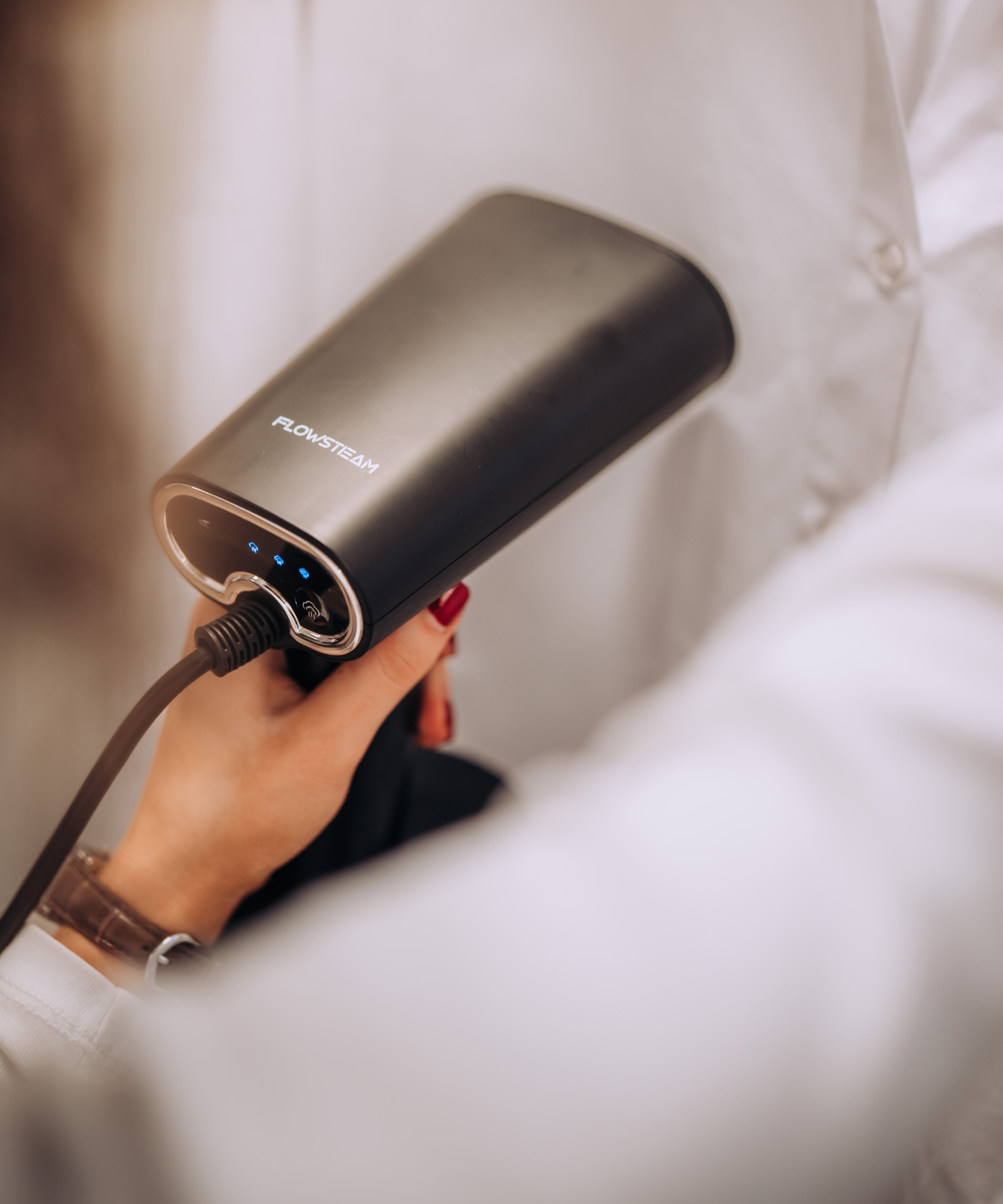 kleding duurzaam onderhouden met FLOWSTEAM Kledingstomer