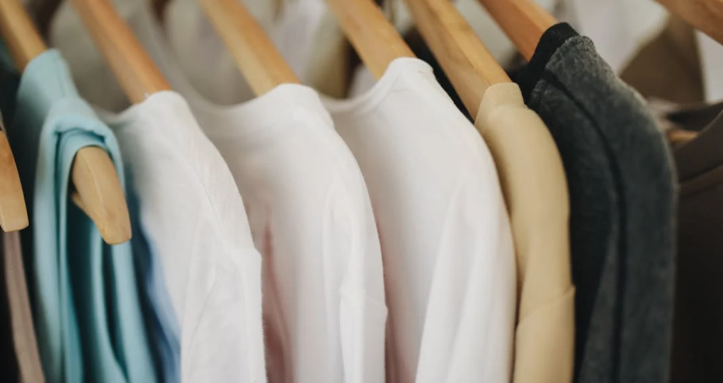 Organiseer je kleding met een kledingstomer