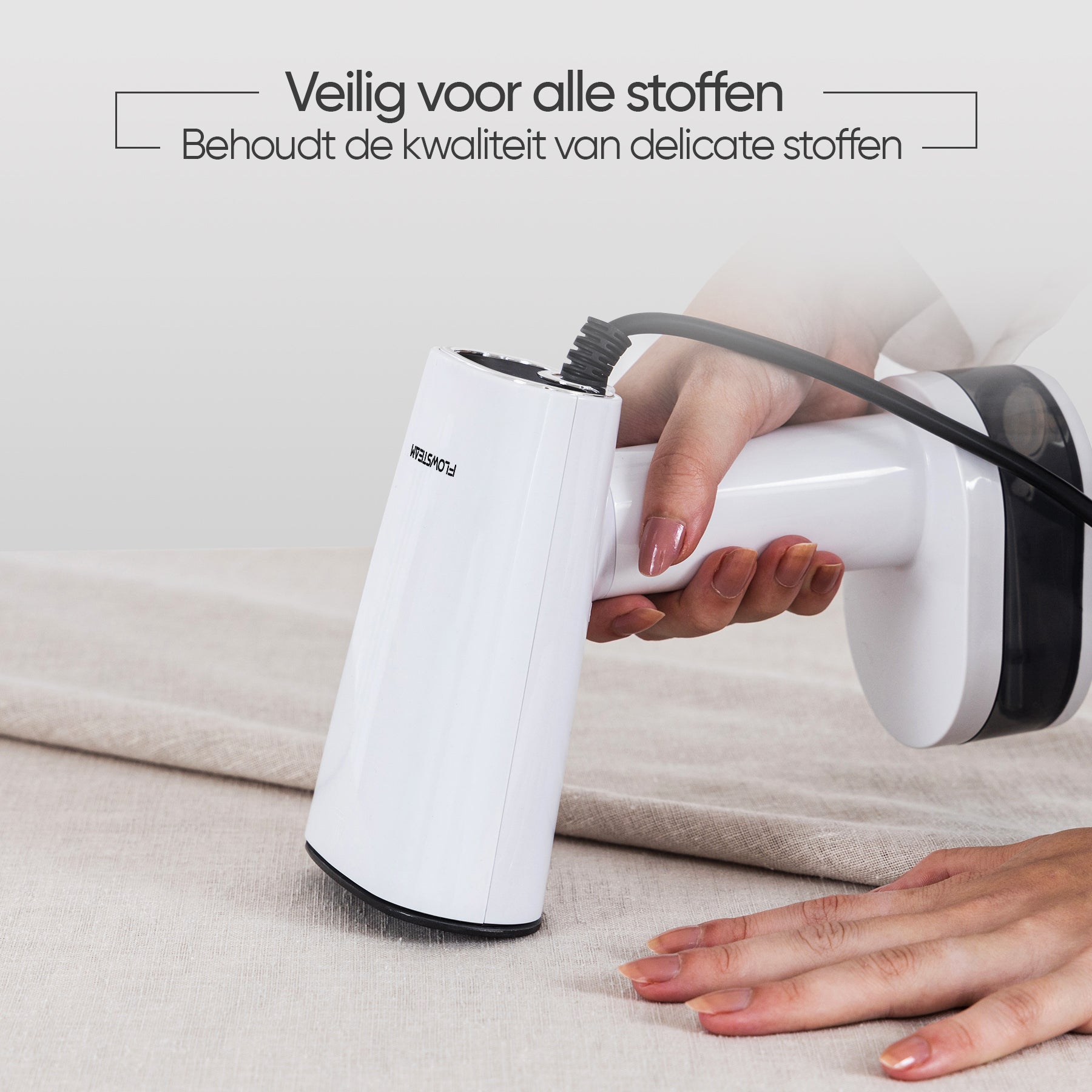 Delicate stoffen stomen met kledingstomer wit