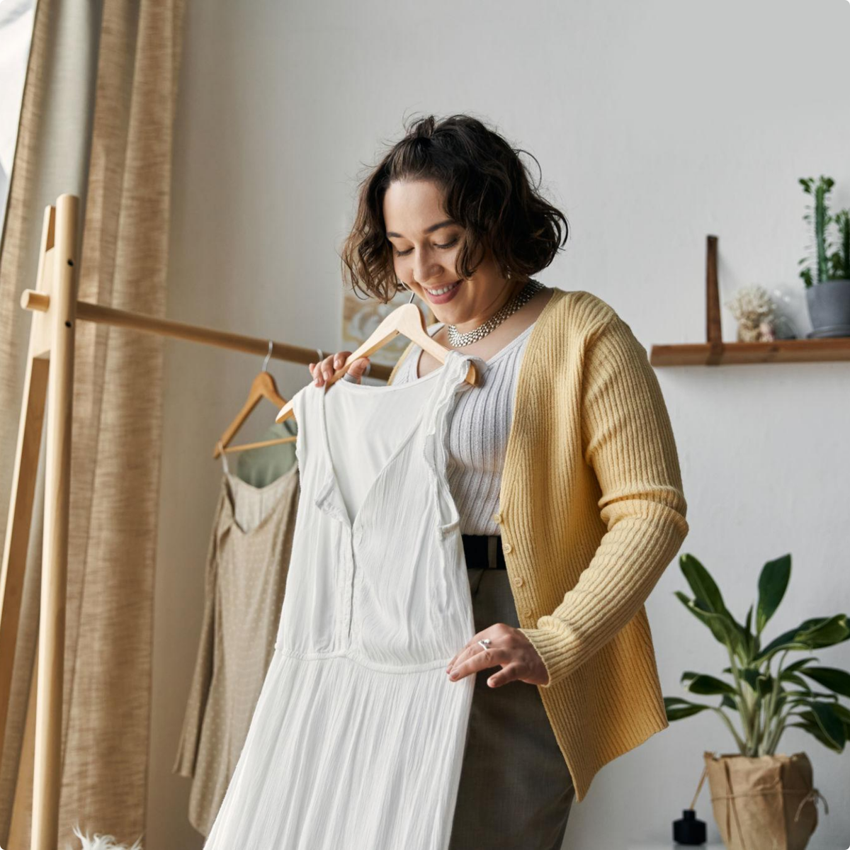 Vrouw bekijkt gestoomde kleding